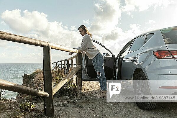 Seitenansicht Frau genießt Blick Strand aus ihrem Auto