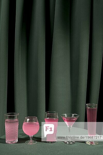 Vorderansicht rosa Martini Tisch