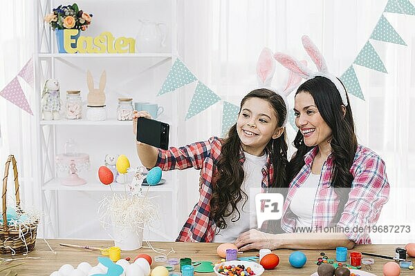 Glücklich Porträt Mutter Tochter nehmen Selbstporträt Handy Ostern Tag