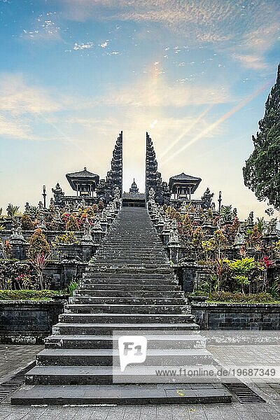 Der Besakih-Tempel auf dem Vulkan Agung. Der heiligste und wichtigste Tempel wird im hinduistischen Glauben auf Bali auch als Muttertempel bezeichnet. Ein tolles historisches Gebäude mit viel Geschichte