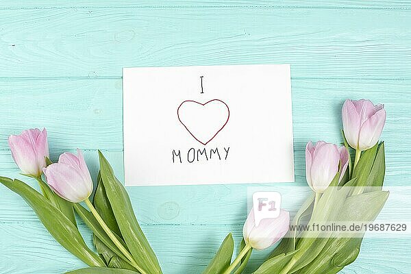 Ich liebe Mami Inschrift mit Tulpen