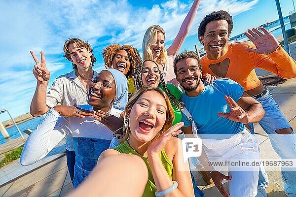 Frontalansicht von fröhlichen und aufgeregten multiethnischen Freunden  die ein Selfie in der Stadt machen