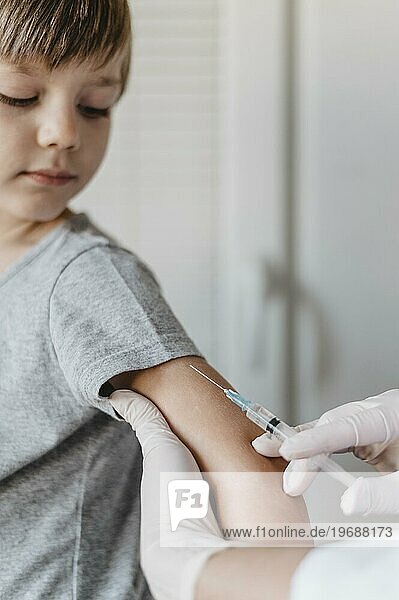 Kleines Kind wird geimpft