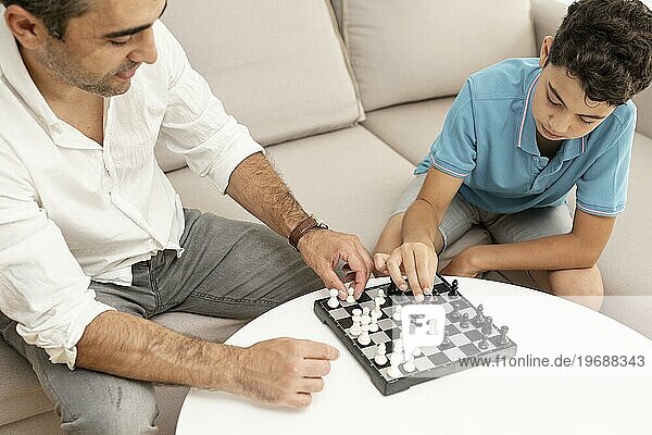 Hoher Winkel Erwachsene Kind spielt Schach