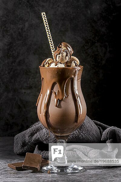 Vorderansicht Schokoladendessertglas mit Strohhalm