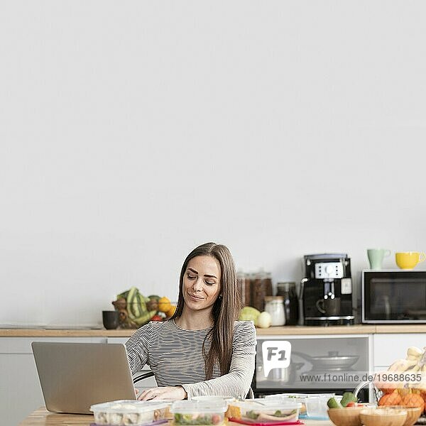 Frontansicht Frau mit Essen Laptop
