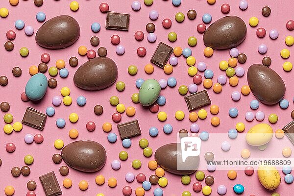 Erhöhte Ansicht Edelstein Süßigkeiten Schokolade Ostereier rosa Hintergrund