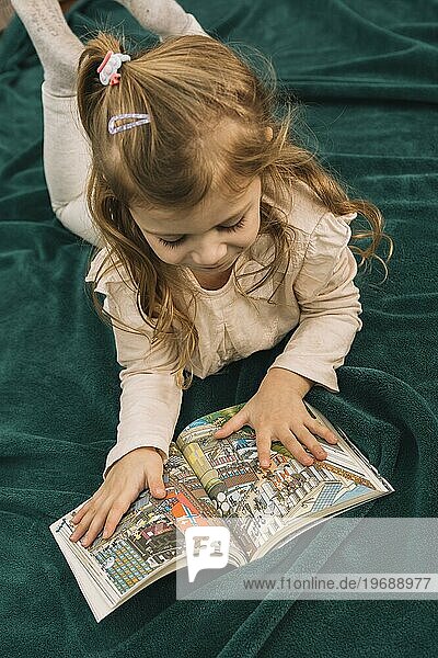 Mädchen liest Buch Decke