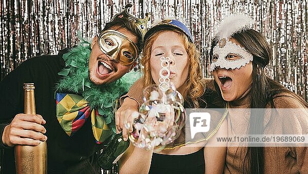 Junge Freunde feiern eine lustige Karnevalsparty