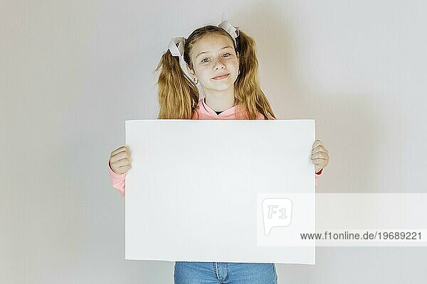 Porträt Mädchen hält leeren weißen Karton Papier