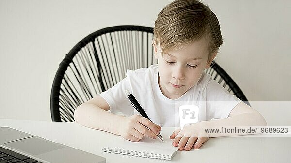 Vorderansicht rechtshändig schreibendes Kind