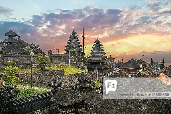 Der Besakih-Tempel auf dem Vulkan Agung. Der heiligste und wichtigste Tempel wird im hinduistischen Glauben auf Bali auch als Muttertempel bezeichnet. Ein tolles historisches Gebäude mit viel Geschichte
