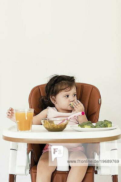 Baby Mädchen essen Kind Stuhl
