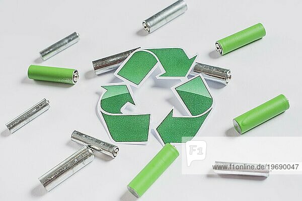 Recycle Symbol Batterien weißem Hintergrund