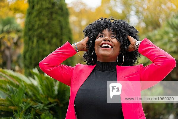 Nahaufnahme einer fröhlichen afroamerikanischen Geschäftsfrau  die in einem Park lacht