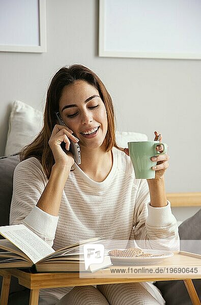 Frontansicht Frau mit Kaffee nach Hause telefonieren nach Hause