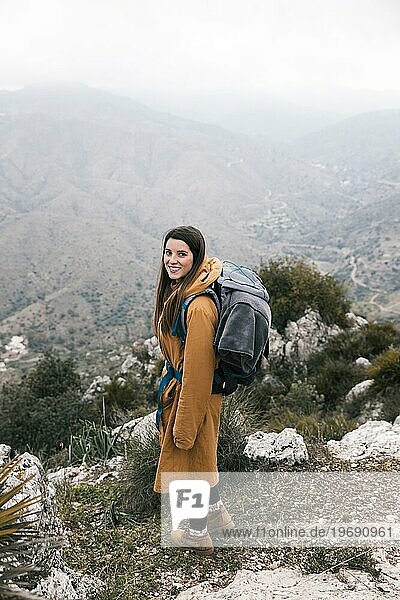 Seitenansicht weibliche Wanderin mit ihrem Rucksack Wandern Berge