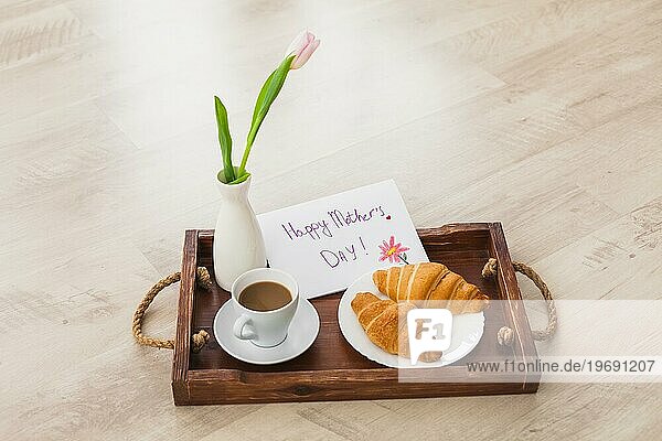 Glückliche Mütter Tag Inschrift mit Kaffee Tablett