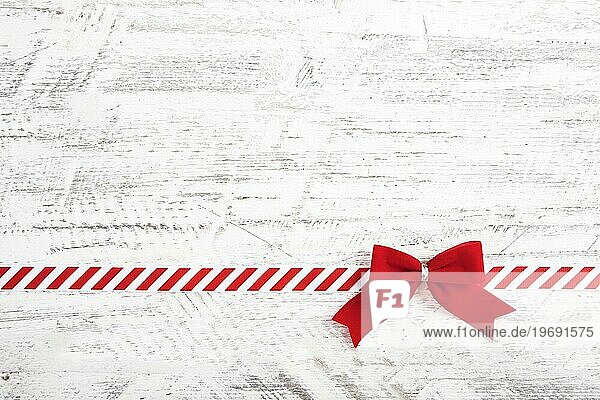 Rote Geschenkschleife mit Schleifenband