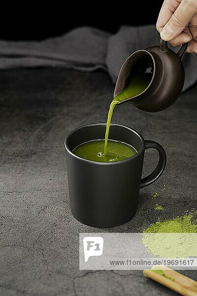 Hohe Winkel Matcha Tee gegossen Tasse