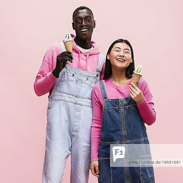 Glückliches Paar posiert mit Eiscreme