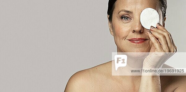 Smiley ältere Frau posiert mit Wattebausch Make up Entfernung Kopie Raum