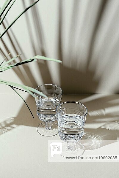 Gläser mit Wassertisch