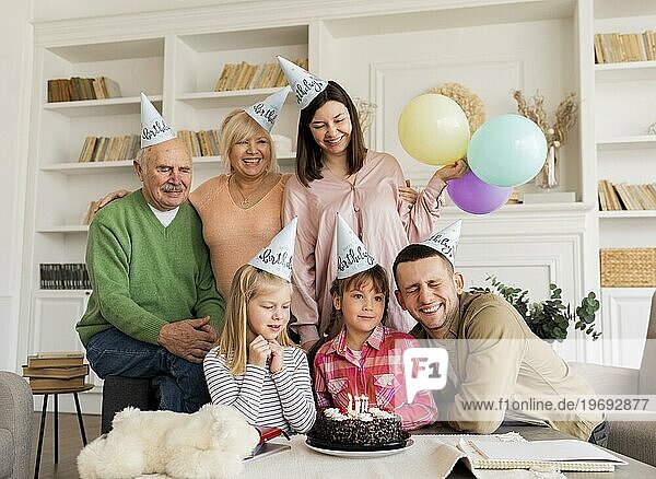 Medium shot glückliche Familie posiert mit Kuchen