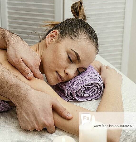 Nahaufnahme Frau erhält Massage