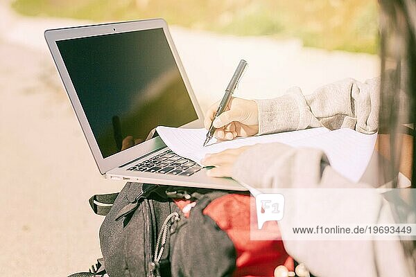 Frau schreibt mit der Hand Notizbuch sonnigen Tag