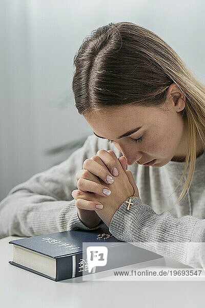 Betende Frau mit Bibelkreuz Halskette