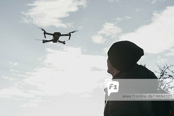 Niedriger Winkel Mann beobachtet Drohne