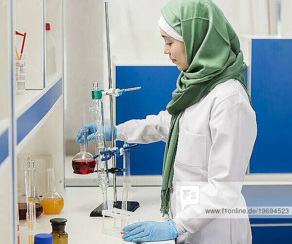 Seitenansicht Wissenschaftlerin mit Hidschab Labor