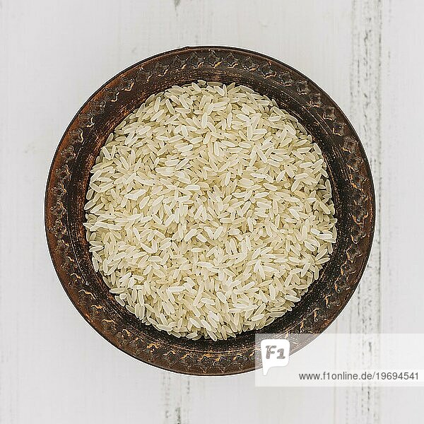 Schüssel mit ungekochtem Reis