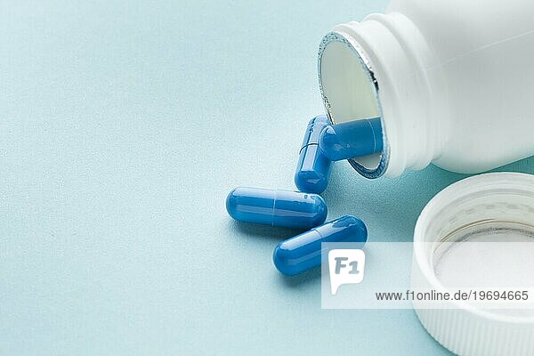 Hohe Ansicht blaue Pillen aus dem Behälter verschüttet