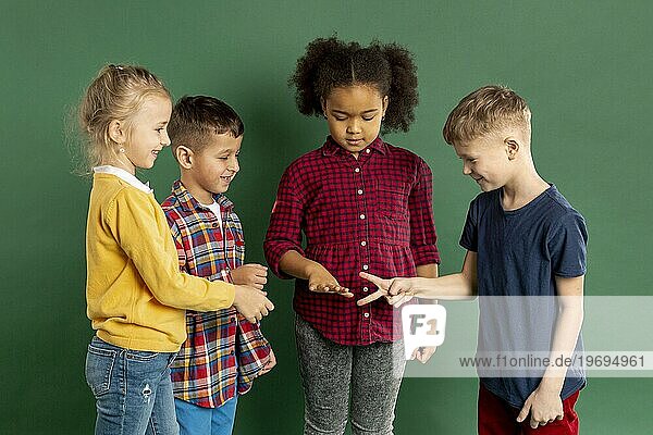 Kinder spielen Stein Schere Papier Spiel