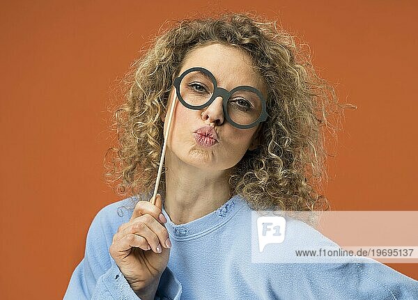 Junge Frau hat Spaß mit gefälschter Brille