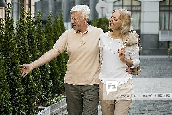 Älteres Paar beim Spaziergang im Freien umarmen