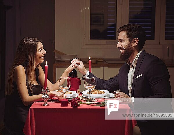 Junges Paar beim romantischen Abendessen