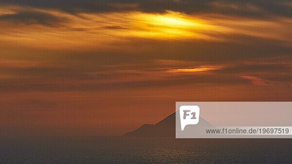 Sonnenuntergang  orangefarbener Himmel  Insel  Filicudi  nah  Graue Wolken  Lipari  Liparische Inseln  Äolische Inseln  Sizilien  Italien  Europa