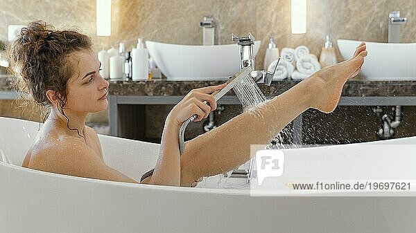 Seitenansicht Frau entspannt in der Badewanne