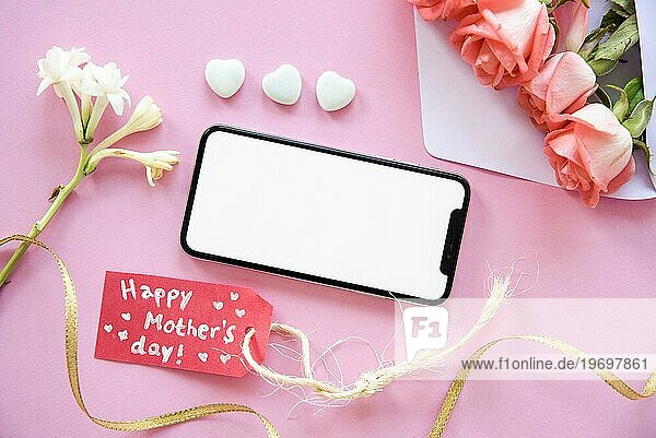 Glückliche Mütter Tag Inschrift mit Smartphone Blumen