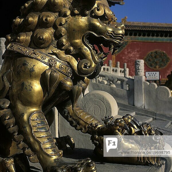 China  Peking: Kaiserpalast (Gugong)  vergoldete Bronzelöwin vor dem Palast der himmlischen Reinheit  Asien