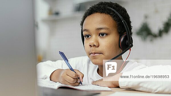 Junge macht Hausaufgaben mit Laptop 3