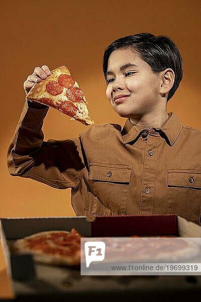 Mittlere Einstellung Kind hält Pizza