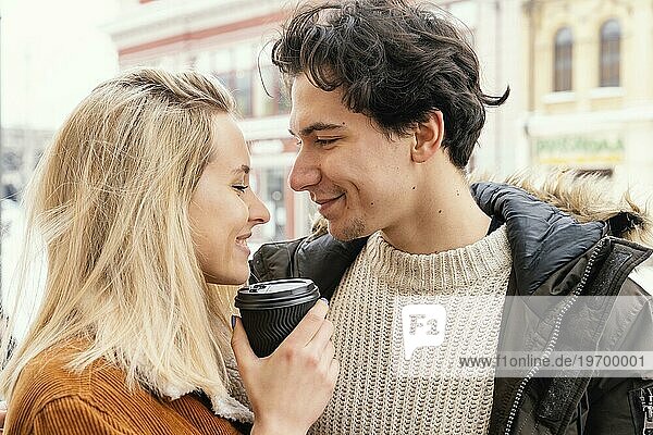 Junges Paar im Freien genießt Tasse Kaffee 3
