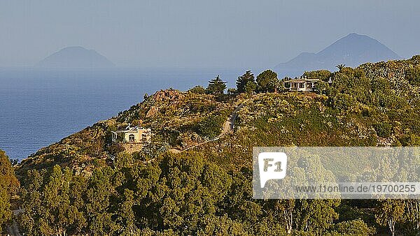 Grüner Berghang  Häuser  Inseln  Alicudi  Filicudi  Lipari  Liparische Inseln  Äolische Inseln  Sizilien  Italien  Europa