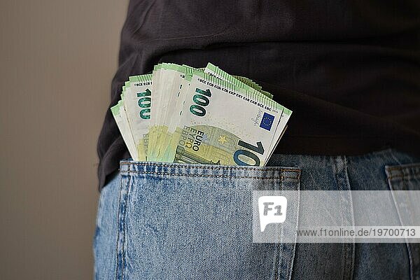 Viele einhundert Euro Geldscheine lose in der Jeans  Symbolbild für Reichtum  Bargeld oder Verschwendung