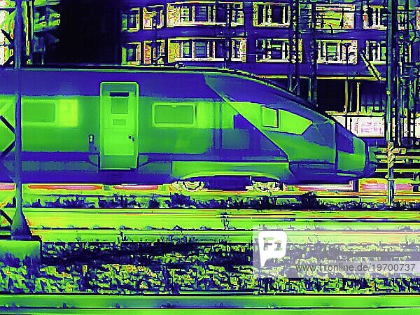 ICE im Hauptbahnhof Stuttgart  Symbolfoto  Wärmebildkamera  Thermografie  interpoliert  Deutschland  Europa