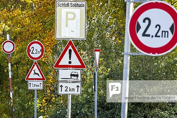 Schilderwald  Landstraße mit vielen Verkehrszeichen  Stuttgart  Baden-Württemberg  Deutschland  Europa